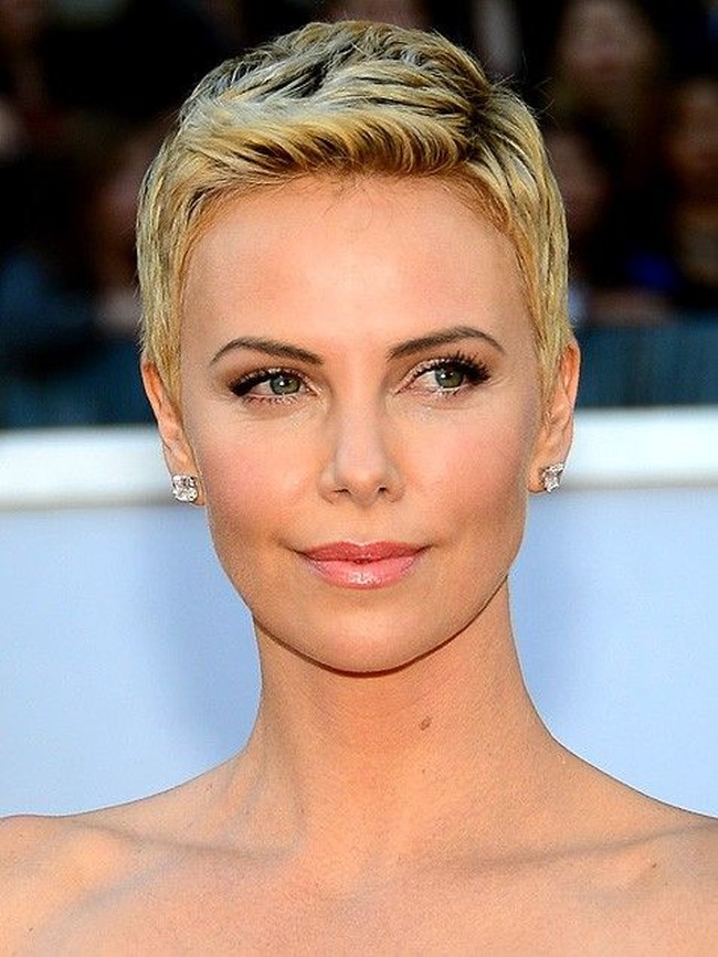 Charlize Theron adalah seorang artis yang memiliki kharisma yang kuat, dengan rambut cepaknya Kharisma Charlize tampak semakin terpancar. Foto: Instagram, ist