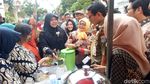 Foto: Aksi Sandi Panen Anggur Warga di Cempaka Putih
