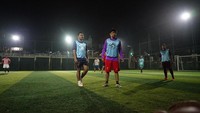 Walaupun sudah malam, Joshua tetap semangat untuk bermain futsal lho. Foto: Instagram @jojosuherman