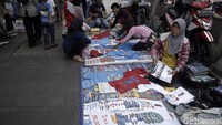 Padatnya sejumlah PKL yang berjualan membuat para pejalan kaki tak nyaman.