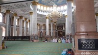 Di dalam masjid terdapat di bagian langit-langit kamu bisa melihat adanya awan-awan. Menambah kesejukan mata dan hati saat menikmati bagian dalam masjid. (Zunita Amalia Putri/detikcom)