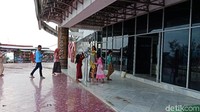 Untuk masuk ke manara ini kamu akan dikenakan biaya karcis Rp 25.000 per orang. Menara ini dibuat mirip dibagian depan dan belakang. Bedanya bagian belakang memiliki tangga menuju bagian lapangan bawah. (Bonauli/detikTravel)