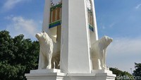 Sudah empat hari ini lampu di taman menyala. Tapi enggak semua nyala, hanya beberapa, ujar Hermansyah (39) seorang pedagang atribut Persib Bandung di depan tugu.
