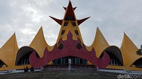 Sebagai landmark, Menara siger memiliki bentuk persis seperti siger atau mahkota raksasa. Ada 9 kerucut yang berwarna kuning keemasan berderet memanjang. (Bonauli/detikTravel)