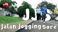 Untuk kamu-kamu yang sibuk, tetap sempatkan waktu untuk jogging keliling komplek perumahan ya seperti Joshua. Foto: Instagram @jojosuherman