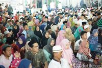 Pengunjung membeludak.