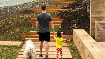 Dalam urusan membangun rumah pun, Zuck rela menyingkirkan orang-orang di sekitarnya demi memenuhi kebutuhannya. (Foto: Instagram)