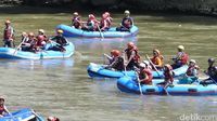 Traveler mengarungi Sungai Serayu (Uje Hartono/detikTravel)