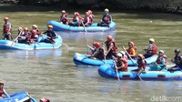 Foto: Rafting menaklukan Sungai Serayu rupanya diminati oleh banyak traveler. Kalau biasanya akhir pekan jumlah pengunjung hanya 150 orang, jelang libur akhir tahun ini jumlahnya melonjak hingga 450 orang. (Uje Hartono/detikTravel)