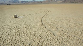 Kekeringan Ekstrem di Sejumlah Daerah: Ahli astronomi bernama Caleb Schraf menganalogikan hidup di planet berbentuk datar akan terasa seperti di padang pasir. Hal ini disebabkan lautan kesulitan menjangkau tepian bidang, sehingga hanya menumpuk di titik tengah. Fenomena tersebut terjadi karena gravitasi yang berpusat di tengah akan menarik tiap objek yang bergerak ke arah tepi Bumi. (Foto: Unwired)