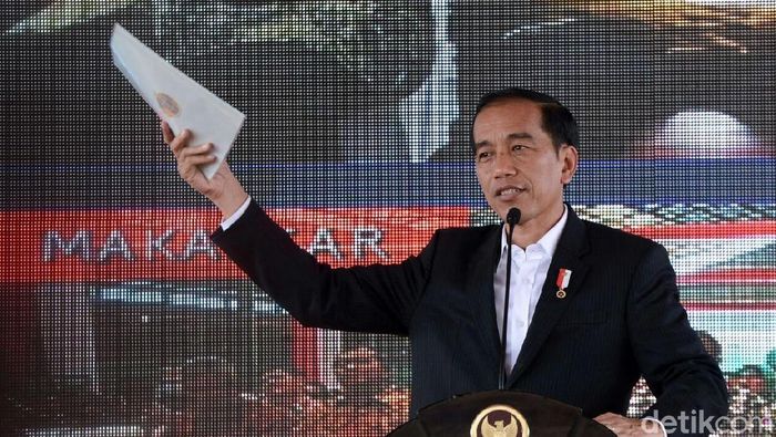 Presiden Jokowi bagi-bagi sertifikat tanah. Foto: Kris-Biro Pers Setpres Presiden Jokowi bagi-bagi sertifikat tanah. Foto: Kris-Biro Pers Setpres