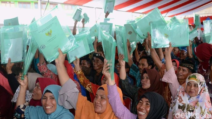 Jokowi bagikan sertifikat tanah di Pontianak.