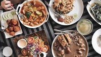 Ketika berkunjung ke Thailand, gadis cantik berusia 23 tahun ini ternyata gemar makan sayur. Terlihat ketika di negara tersebut ia mampir ke restoran Thailand khusus vegan. Nyam, terlihat sangat menggoda ya. Foto: Instagram Nikita Willy