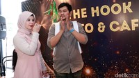 Indra tampak happy mendapatkan pesta kejutan dari sang istri. Pool/Palevi S/detikFoto.