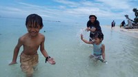 Foto: Untuk ke pulau ini traveler bisa menggunakan perahu, yang tarifnya berkisar Rp 250 ribu sampai Rp 300 ribu per satu kapal yang memuat 20 orang. (Moehammad Bakrie/detikTravel)