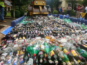 Ribuan Liter Miras Dimusnahkan di Banyumas