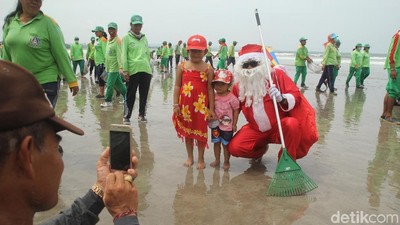 Foto: Sinterklas Sampai Batman Bersih-bersih Pantai Kuta