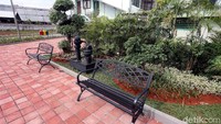 Sejumlah kursi taman dipasang untuk warga bersantai.