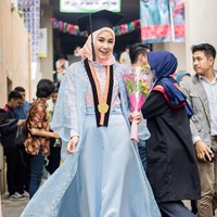 Mantan personel Cherrybelle, Anisa Rahma, tampak bahagia saat menjalani wisuda usai merampungkan pendidikannya di ITENAS, Bandung pada oktober 2017. Anisa yang mengenakan rok dan outer biru dengan detail brokat yang cantik saat wisuda, meraih gelar sarjana arsitektur. Foto: Instagram