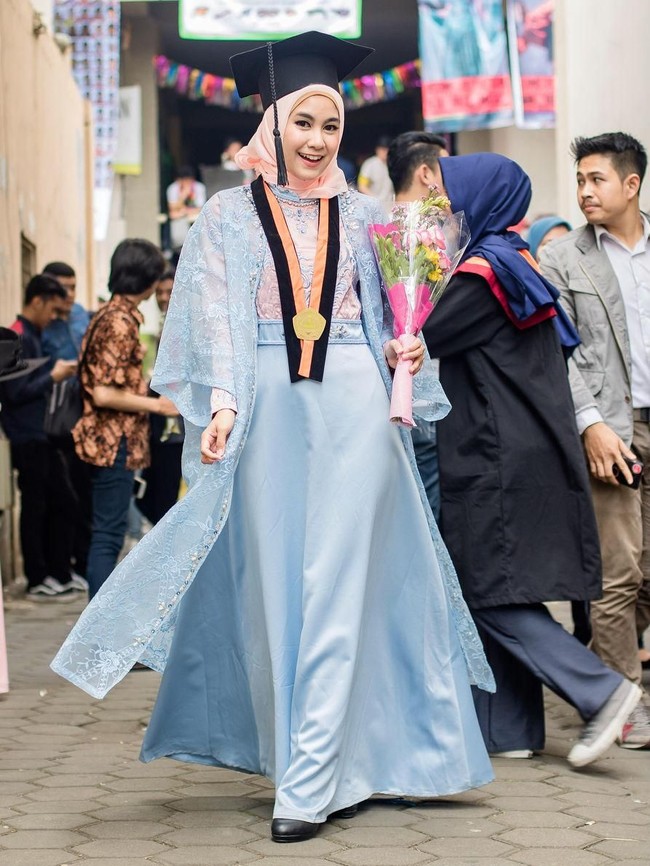 Mantan personel Cherrybelle, Anisa Rahma, tampak bahagia saat menjalani wisuda usai merampungkan pendidikannya di ITENAS, Bandung pada oktober 2017. Anisa yang mengenakan rok dan outer biru dengan detail brokat yang cantik saat wisuda, meraih gelar sarjana arsitektur. Foto: Instagram