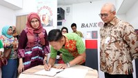 Hadir Direktur Kepatuhan Bank DKI, Budi Mulyo Utomo bersama Pemimpin Bank DKI Cabang Utama Balaikota, Dewi Sumampouw ikut menyaksikan penandatanganan perjanjian kredit usai meresmikan Kantor Kas Bank DKI dan peresmian UPB senen Blok III & IV. Foto: dok. Bank DKI