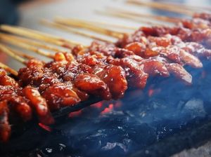 Dari Gerobak Keliling Kemudian Mangkal di Warung Tenda