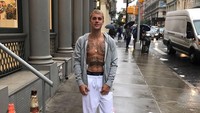 Artis yang baru-baru ini dikabarkan menikahi Hailey Baldwin ini ternyata beberapa kali kedapatan berlatih MMA. Malah, gosip beredar, Justin Bieber mau mempersiapkan diri menjadi seorang profesional. Wah! Foto: Instagram (Justin Bieber)