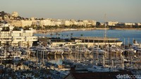 Lanskap Kota Cannes dari ketinggian. Terlihat pula kapal yacht yang sedang parkir. Elok nian! (Afif Farhan/detikTravel)