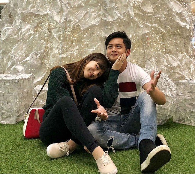 Randy Martin dan Cassandra Lee, hubungan cinta mereka berdua kerap menjadi sorotan publik, lantaran kemesraan yang diumbar keduanya melalui Instagram dianggap kurang elok. Hal itu karena keduanya masih berusia sangat muda. Saat ini Randy berumur 19 tahun dan Cassandra 16 tahun. Foto: Instagram