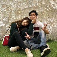 Randy Martin dan Cassandra Lee, hubungan cinta mereka berdua kerap menjadi sorotan publik, lantaran kemesraan yang diumbar keduanya melalui Instagram dianggap kurang elok. Hal itu karena keduanya masih berusia sangat muda. Saat ini Randy berumur 19 tahun dan Cassandra 16 tahun. Foto: Instagram