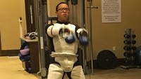 Olahraga sambil menggunakan kostum lengkap stormtrooper dari Star Wars. Apa enggak panas ya? (Foto: Instagram/putisatva)