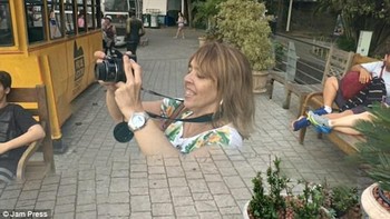 Wanita ini seolah bisa menembus jalanan. (Foto: Dailymail)