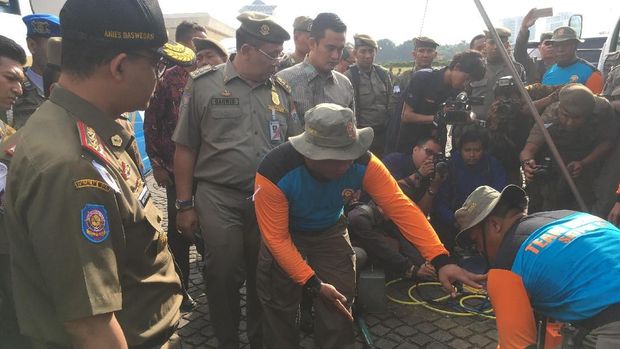 Saat Anies Jajal Peralatan Milik Satpol PP DKI