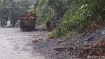 Foto: Keseruan Melintasi Bentang Alam di Jalan Sigura-gura