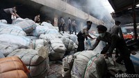 Puluhan Polisi juga turut membantu para pedagang menyelamatkan barang dagangannya saat terjadinya kebakaran tersebut. Foto: Grandyos Zafna