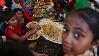 Tamu-tamu datang dan menikmati hidangan seadanya. Damir Sagolj/Reuters.