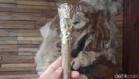 Tongkat terbuat dari bahan baku jati gembol kualitas terbaik.