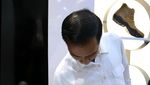 Momen Jokowi Beli Sepatu Kotak-kotak dan Ngopi Rp 9 Ribu