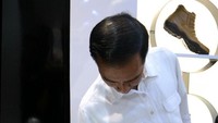 Jokowi kemudian memilih sepatu santai berwarna abu-abu dan motif kotak-kotak warna putih. 