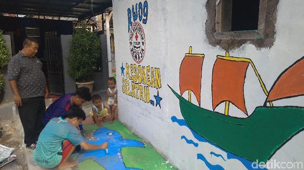 Cantiknya Kampung Pelangi di Pesisir Cirebon Selatan Ini