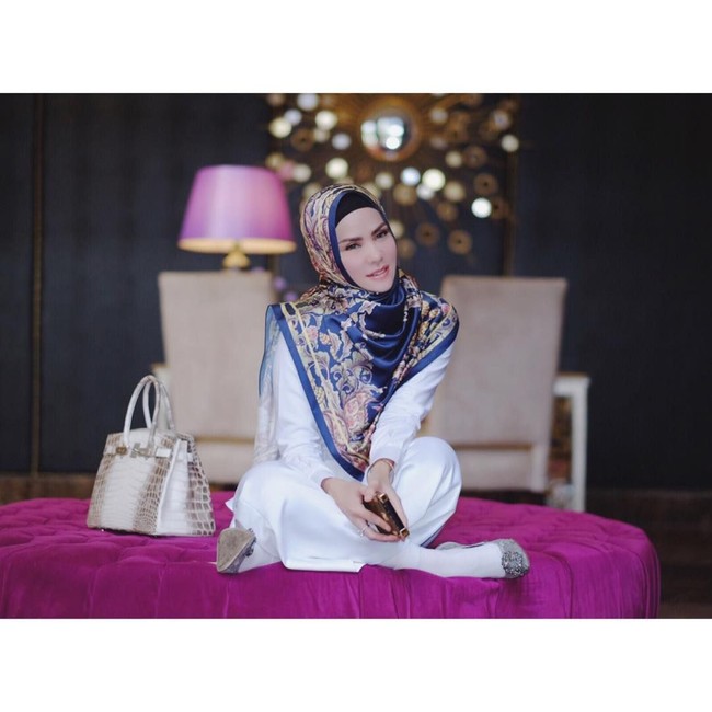 Bagi Angel Lelga memiliki tas Hermes bernilai miliaran rupiah bukan hanya sekadar untuk bergaya. “Selain untuk fashion nilai investasinya juga besar. Hampir sama seperti tanah kalau aku bilang, karena pasarannya selalu ada,” katanya dalam wawancara dengan Wolipop beberapa waktu lalu. Foto: Dok. Instagram Angel Lelga