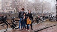 Mereka membawa serta anak-anaknya. Foto: Bunga Zainal / Instagram@bungazainal05