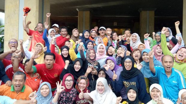 Sandiaga berfoto dengan pegawai Pemprov DKI.