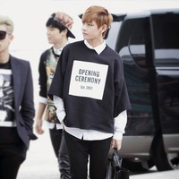 V bergaya monokrom dengan t-shirt cape keluaran brand Opening Ceremony. Keren ya? Foto: istimewa