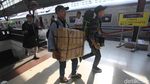 Stasiun Pasar Senen Mulai Dipadati Penumpang