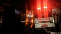 Petugas pemadam kebakaran masih berupaya memadamkan api di SPBU Jagakarsa, Jakarta Selatan. Ambulans juga tampak disiagakan di lokasi. (Ardi/detikcom)