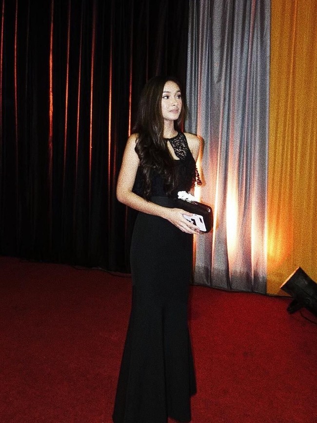 Gaun hitam Coast Indonesia dengan detail renda di area dada jadi andalan Caitlin Halderman di sebuah ajang penghargaan belum lama ini. Bagi kamu yang ingin bermain aman, gaun serba hitam adalah opsi terbaik. (Foto: Instagram/Caitlin Halderman)