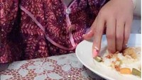 Dalam postingan video di instagramnya, Inul merekam dirinya tengah makan nasi dan lauk dari tetangganya yang menggelar syukuran. Foto: Instagram @inul.d