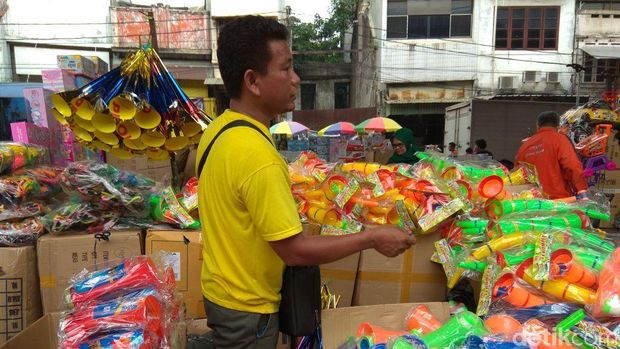 Pedagang pernak-pernik Tahun Baru