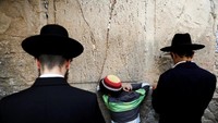 Momen warga Yahudi bersama-sama berdoa minta hujan di Tembok Ratapan.